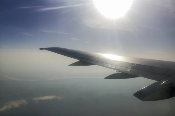 Путешествия и полеты, небо над облаками  — стоковое фото